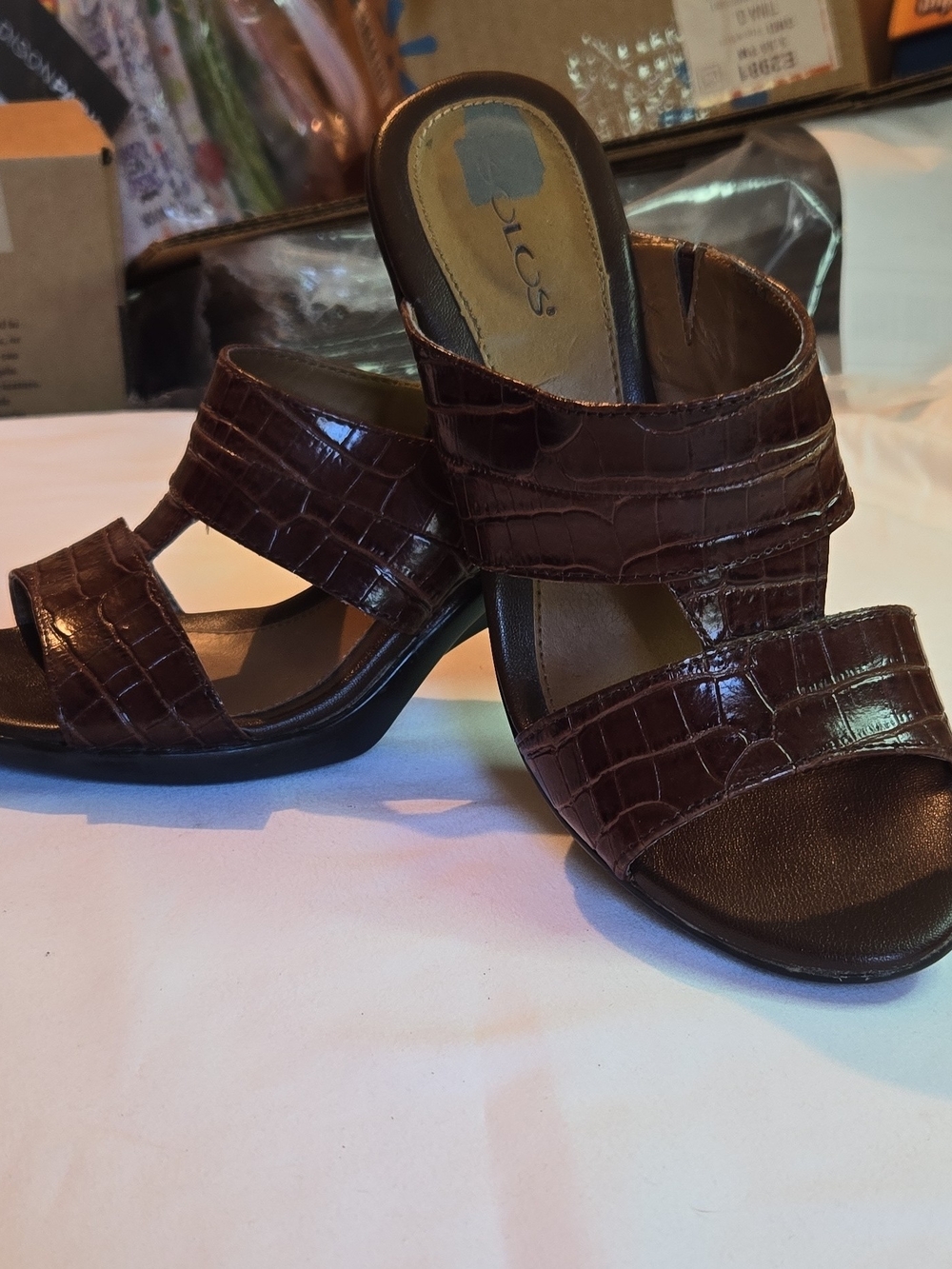 solo Brown Croc-Embossed Slide Sandals